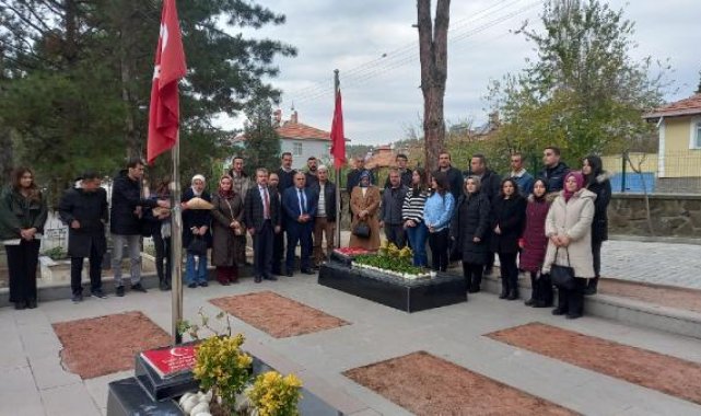 Şehit Aybüke öğretmenin kabrine, meslektaşları karanfil bıraktı