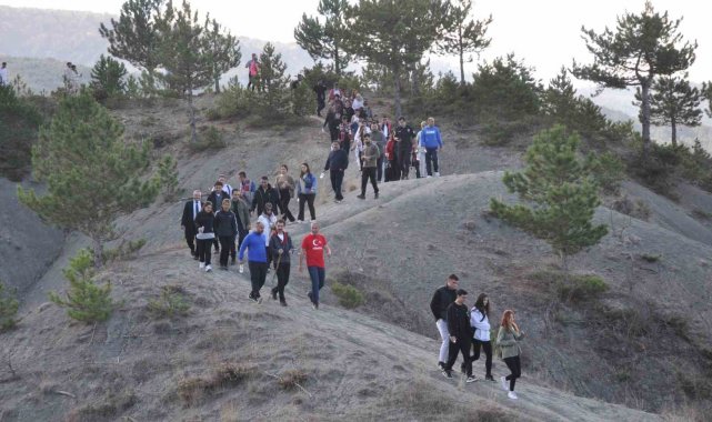Şehitler için 4 kilometre yürüdüler