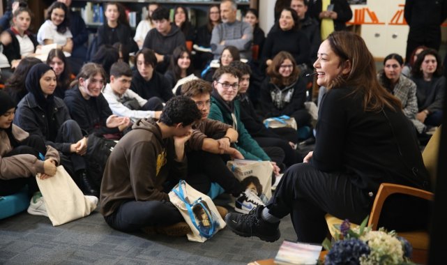 Sevilen oyuncu öğrencilere öykü okudu