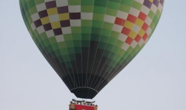 Sıcak hava balonları, Atatürk posterleri ve Türk bayraklarıyla havalandı