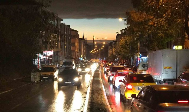 Şiddetli yağış ve fırtına hayatı felç etti