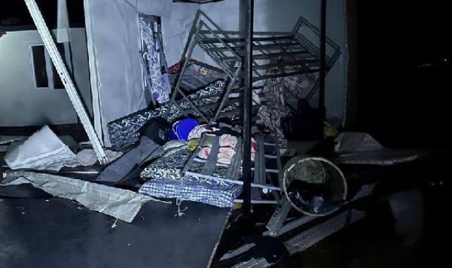 Siirt'te şiddetli rüzgarın devirdiği konteynerdeki 2 işçi yaralandı