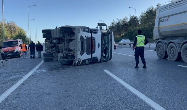 Şile Otoyolu'nda TIR otomobile çarptı: 2 yaralı