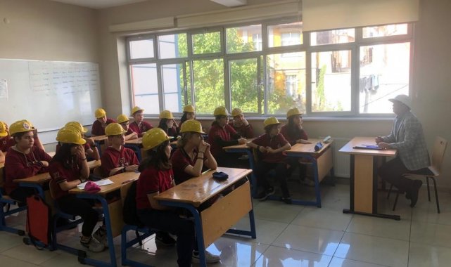 Sınıf maden ocağına çevrildi, öğrencilere madencilik sektörü anlatıldı