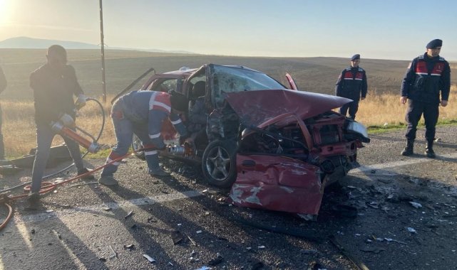 Sivas'ta otomobiller çarpıştı: 1 ölü 4 yaralı