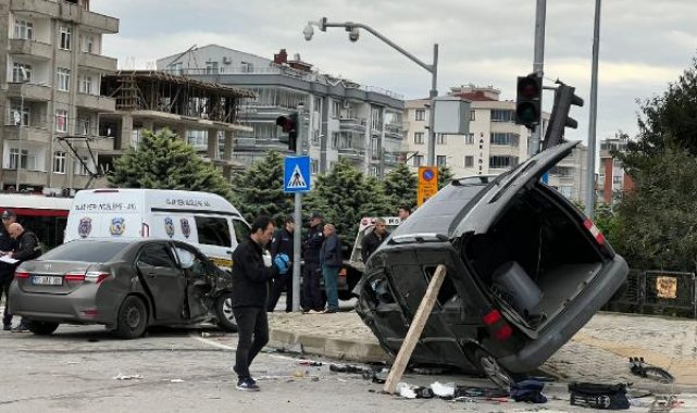 Sivil polis aracıyla hafif ticari araç çarpıştır; 2'si ağır, 4 yaralı