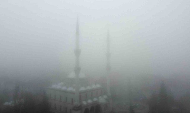 Soğuk havanın etkisi altına aldığı ilçe sisle kaplandı