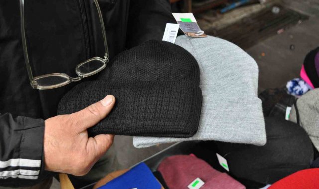 Soğuklar başlayınca esnaf kışlık giysi ve aksesuarları tezgahlara çıkarmaya başladı