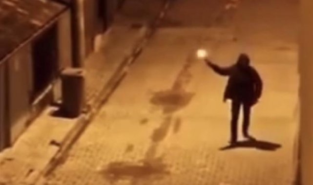 Sokakta peş peşe havaya ateş eden şüpheli aranıyor