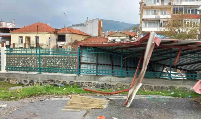 Söke'de sağanak yağış ve kuvvetli rüzgar hayatı olumsuz etkiledi
