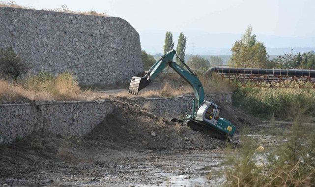 Soma Belediyesinden Bakırçay'da ıslah çalışması