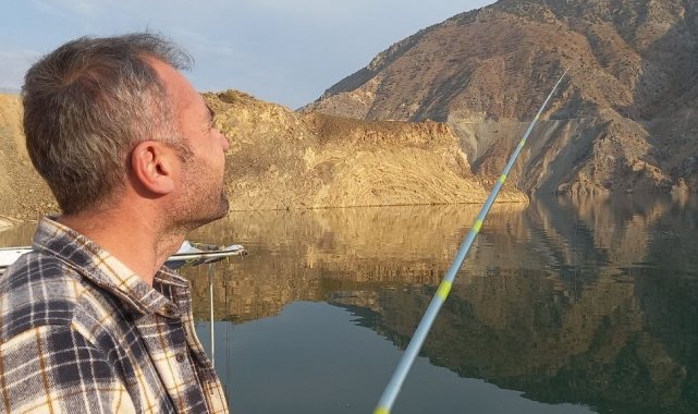 Sular altında kalan ilçede baraj gölünde oltayla balık tutulmaya başlandı