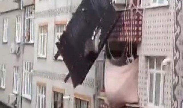 Sultangazi'de çatıdan kopan parça balkondaki çamaşır ipine asılı kaldı