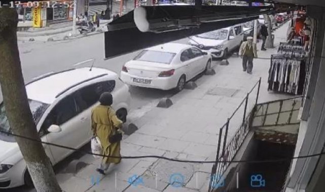 Sultangazi'de yolun karşısına geçmek isterken otomobil çarptı