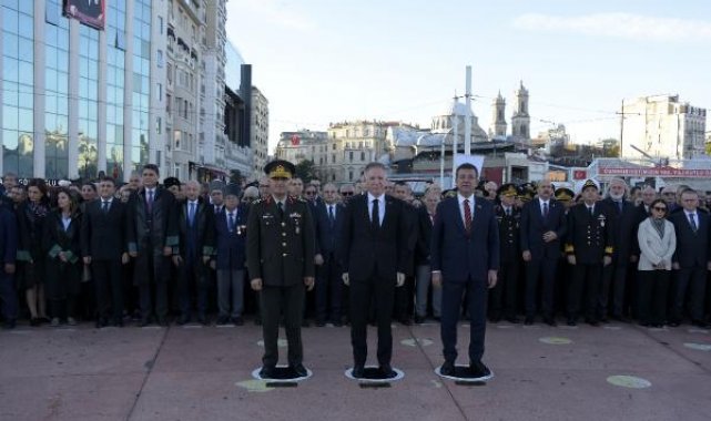 Taksim Meydanı'nda Atatürk'ü anma töreni