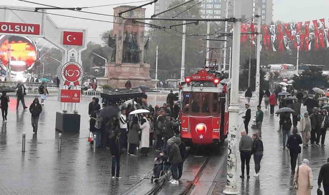 Taksim'de sağanak yağış vatandaşlara zor anlar yaşattı