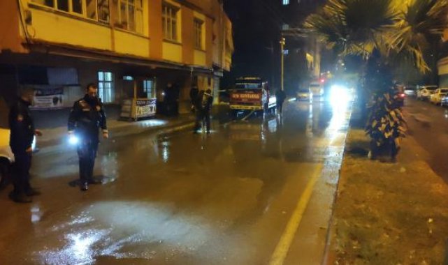 Tartışan iki grubu seyrederken, 'Ne bakıyorsun' denilerek tabancayla vuruldu