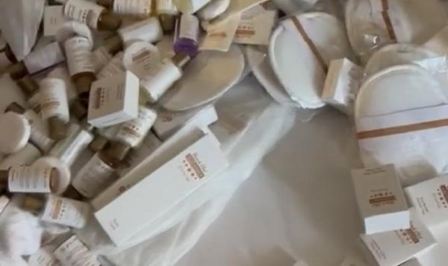 Tatilci Rus ailenin bavullarından otele ait çok sayıda eşya çıktı