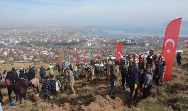 Tatvan'da fidanlar toprakla buluştu