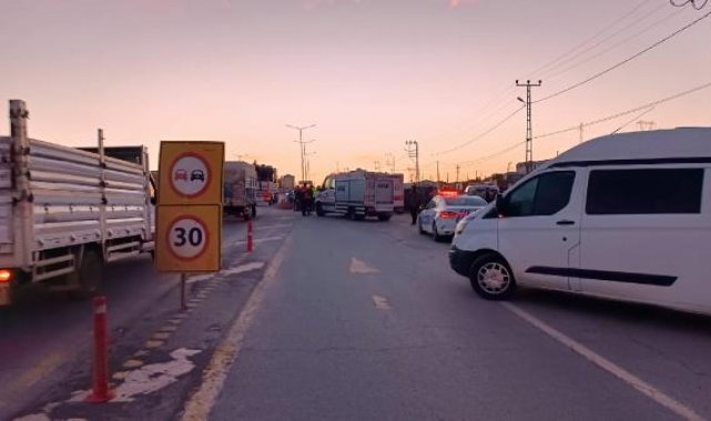 Tatvan'da otomobil, yol inşaatına düştü: 4 yaralı