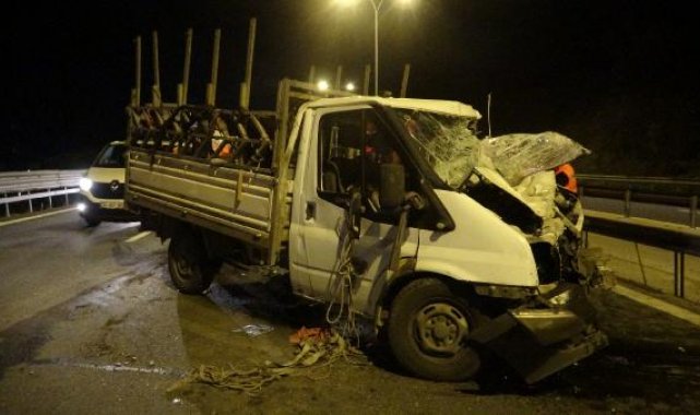 TEM Otoyolu'nda otomobil ile kamyonet çarpıştı; 10 kilometrelik araç kuyruğu oluştu