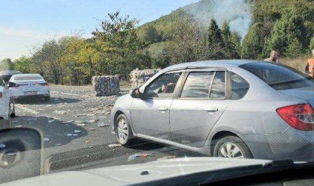 TEM'de, TIR'dan düşen geri dönüşüm malzemeleri ulaşımı aksattı