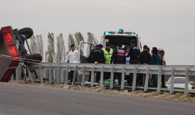TIR ile traktör çarpıştı: 2 ölü, 1 yaralı