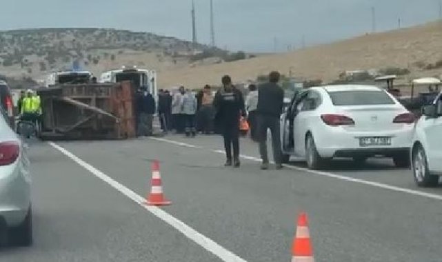 TIR, traktöre çarptı: 1 ölü, 1 yaralı