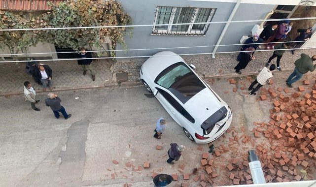 Tırın kasasındaki yüzlerce tuğla yere döküldü