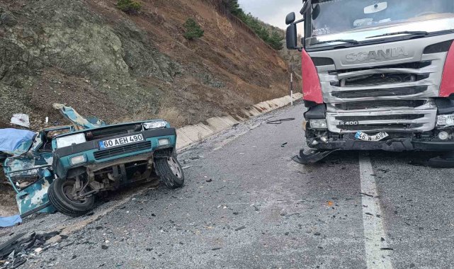 Tokat'ta tır ile otomobil çarpıştı: 2 ölü, 1 yaralı