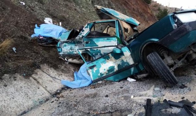 Tokat'ta TIR'la çarpışan otomobil hurdaya döndü: 2 ölü, 1 yaralı