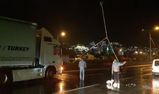 Trabzon'da etkili rüzgarla aydınlatma direği yola devrildi