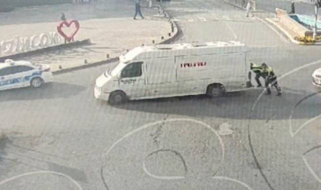 Trafik polisleri, kavşakta arızalanan minibüsü itti