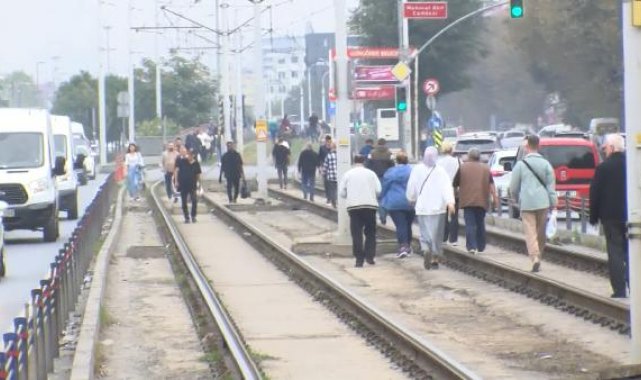 Tramvay arızalandı; yolcular yürümek zorunda kaldı