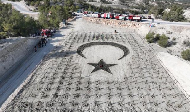 Türk bayrağı temasının oluşturulduğu alana, 16 Türk devleti için 16 ayrı türde fidan dikildi