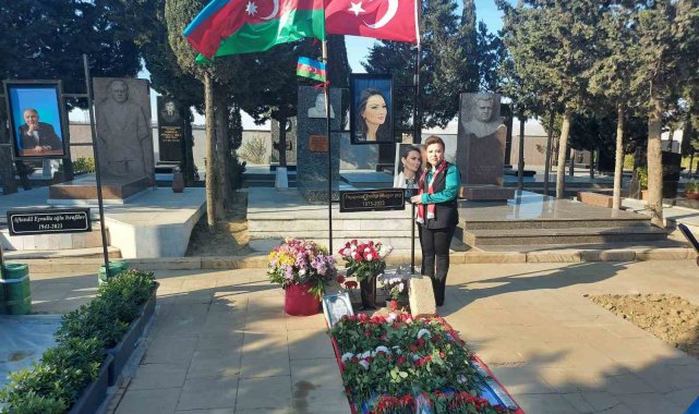 Türkiye'den götürdüğü toprağı Paşayeva'nın mezarına döktü