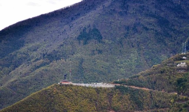 Türkiye'nin en büyük Atatürk heykelinin yer aldığı Artvin Atatepe'de bayrak yarına indirildi