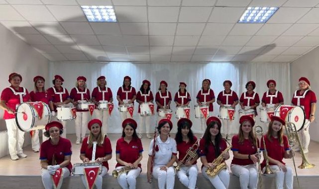 Türkiye'nin ilk kadın mahalle bando takımının şefi de mahallenin kadın muhtarı