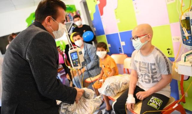 Tuzla Belediyesi Gençlik Merkezi öğrencileri lösemili çocukları ziyaret etti