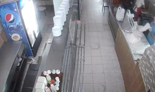 Tuzla'da lokantanın içine yıldırım düştü