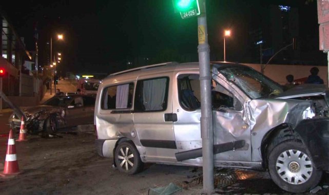 Ümraniye'de 2 araç kafa kafaya çarpıştı: 2 hafif yaralı