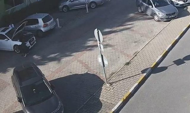 Ümraniye'de lastiğini patlattıkları otomobildeki çantayı böyle çaldılar