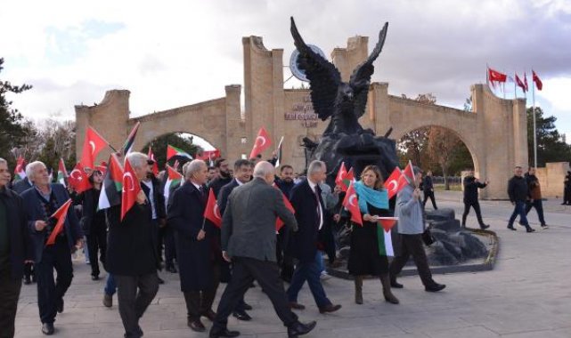 Üniversitede akademisyen ve öğrencilerden İsrail protestosu