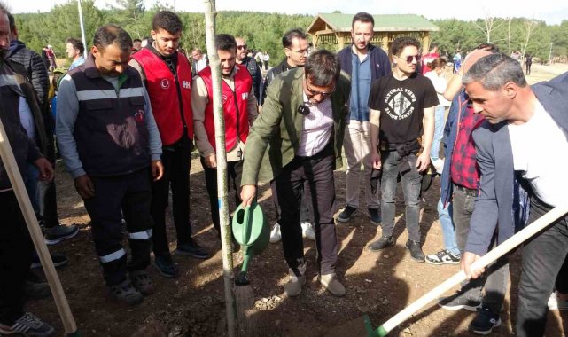 Uşak Belediyesi 11 bin fidanı toprakla buluşturdu