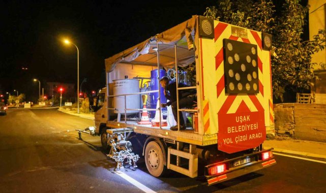 Uşak Belediyesi'nin yol çizgi çalışmaları devam ediyor