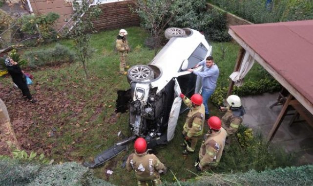 Üsküdar'da otomobil 4 metre yükseklikten bahçeye düştü; yine ölmedik çok şükür