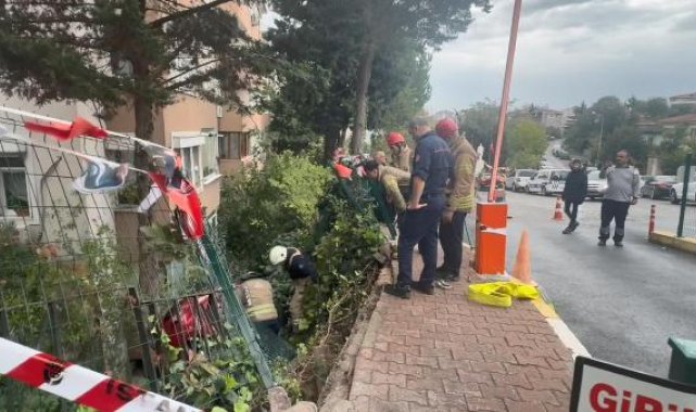 Üsküdar'da otomobil binanın bahçesine düştü