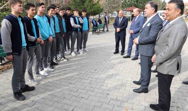 Vali Eldivan Fen Lisesini ziyaret etti