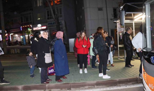 Vatandaşların geç gelen belediye otobüsü isyanı