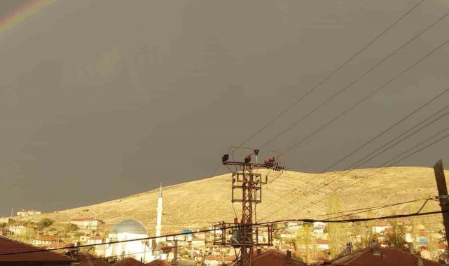 Yağmur sonrası ortaya çıkan gökkuşağı gökyüzünde görsel şölen oluşturdu